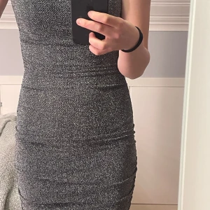 tajt glittrig klänning från hm - Använd max 3 gånger så fint skick Stor i storleken, skulle mer säga xs/s än xxs Jag är 168 (på bilden)