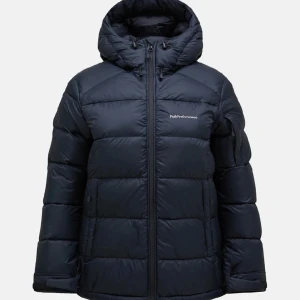 W Frost Down Peak performance Jacka - Jacka i ny skick. Köpte för 4200kr använde några gånger men inte så mycket eftersom att den var för stor så att de kom luft in. Säljer för 3500kr +frakt priset kan diskuteras.