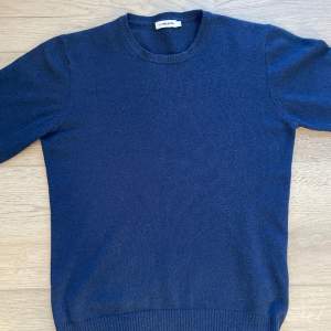 Säljer denna sköna och stilrena marinblåa tröjan ifrån J.Lindeberg, gjort på 30% Kashmir och 70% merinoull, eftersom den inte kommer till användning. Nypriset på denna ligger på ca 1400kr