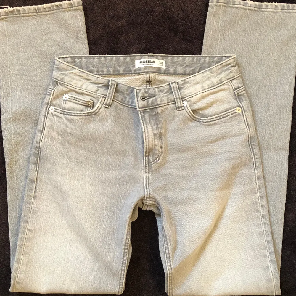 Superfina gråa low waisted jeans i bootcut från Pull&Bear. Ganska så eftertraktade och helt slutsålda överallt💓Stl 34, passar mig som brukar ha xs!. Jeans & Byxor.