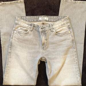 Superfina gråa low waisted jeans i bootcut från Pull&Bear. Ganska så eftertraktade och helt slutsålda överallt💓Stl 34, passar mig som brukar ha xs!