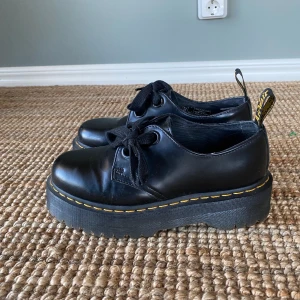 Dr. Martens låga - Låga Dr. Martens. Strl 40. Nypris 2100 kr!  Säljer mina snyggaste loafers pga. För stora. Använt ca 5 gånger så skorna är så gott som nya i skick. 