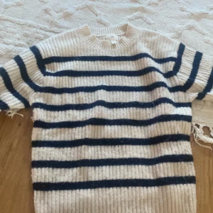 beig stickad tröja med mörkblåa ränder. - en stickad skön tröja från hm i storlek S! Har använt ett par gånger men den har inga skador! 