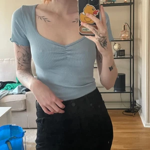 Blå topp - Knappt använd, säljs pga inte min stil. Normal i storleken, stretchig.