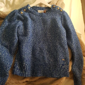 Stickas klarblå tröja - Stickad blå tröja, fägern är mer kubgsblå/klarblå. 💙