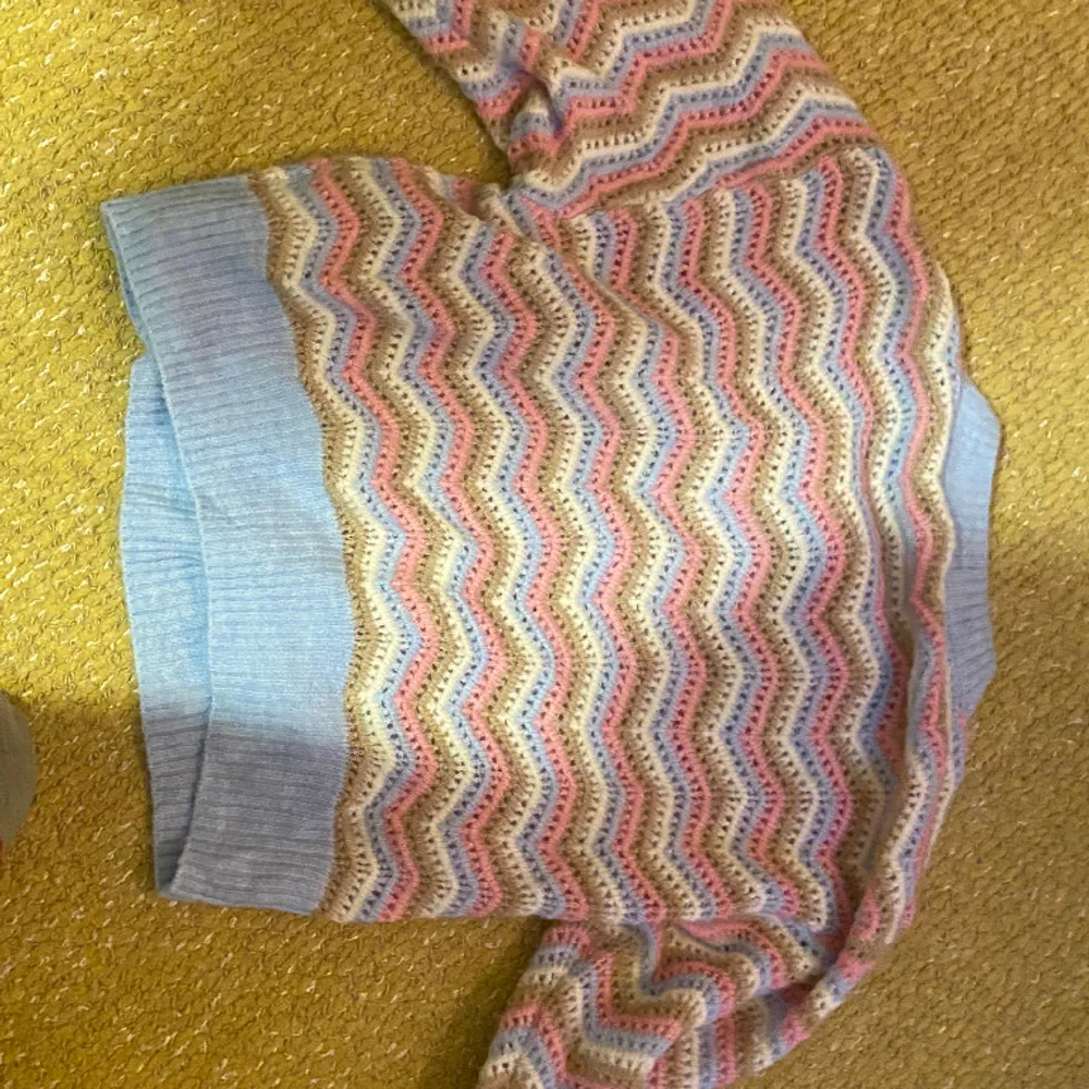 Säljer denna randiga tröjan från Lindex i olika färger inga defekter zize 10-12 åringar storlek 146/152 skriv innan köp pris kan diskuteras den är inte såld om det inte står såld. Tröjor & Koftor.