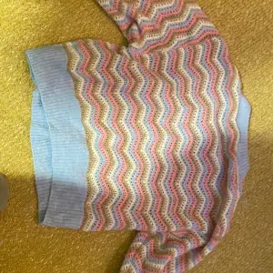 Säljer denna randiga tröjan från Lindex i olika färger inga defekter zize 10-12 åringar storlek 146/152 skriv innan köp pris kan diskuteras den är inte såld om det inte står såld