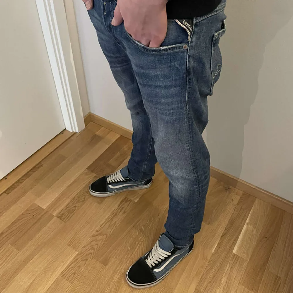 Replay jeans| skick 8/10 inga defekter| nypris 1500 mitt pris 549| strl 30/30| killen bilden är 180 cm lång| Hör av dig vid frågor eller funderingar🙌. Jeans & Byxor.
