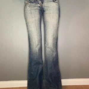 Lågmidjade jeans - Säljer dessa lågmidjade jeans som är oanvända. Prislapp och taggar sitter kvar, kom privat om ni har frågor kring mått eller bilder osv💕