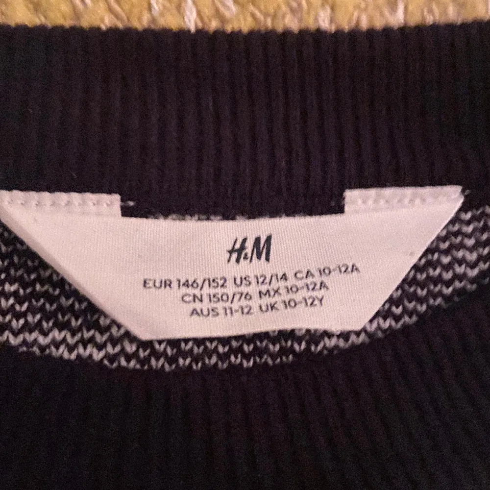 En tröja Från H&M säljer jag som är schackrutig jättebra skick säljer PGA inte min stil skriv innan köp pris kan diskuteras. Tröjor & Koftor.