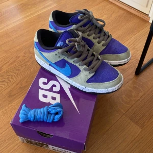 Nike SB dunk low Celadon - Sb dunks i storlek 38.5, fint skick. Använda 3 gånger. Finns blå snören i boxen om man vill byta färgen
