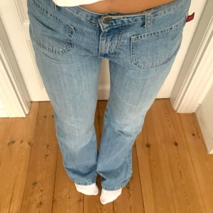 Jeans - Snygga jeans med fickor där fram •Jag är 165 • Midjemått: 37 cm • Innebensläng: 78 cm
