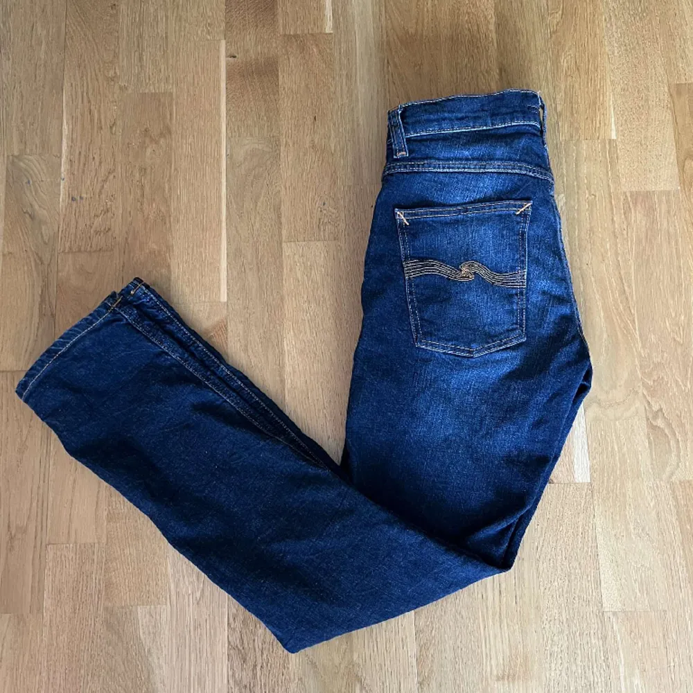 Tjena, säljer ett par riktigt feta nudie jeans storleken är 31/32, modellen är 177 cm lång och väger 63 kg, skriv om ni har frågor!. Jeans & Byxor.