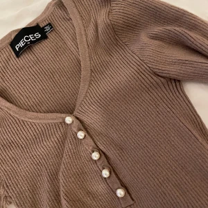 super fin tröja  - tröja med pärlknappar, knappt använd och köpt på vero moda❤️