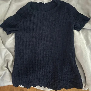 Zara t shirt - Jättefin t shirt från zara i jättebra skick!🙌🏼❣️