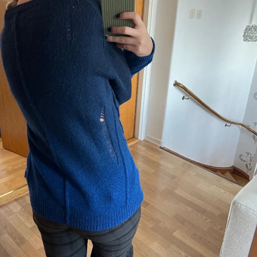 As cool stickad tröja köpt i en lite dyrare butik i Paris, storlek S men passar även M. Väldigt unik med detaljerna och köpt för 1500 kr🩵. Tröjor & Koftor.