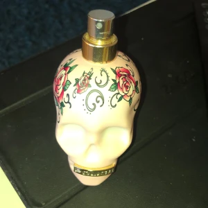 Parfym  - Säljer en damparfym 30 ml Police knappt använd 