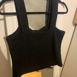 Svart linne - Fint svart linne i ett tjockt tyg,använd några gånger men i väldigt fint skick.