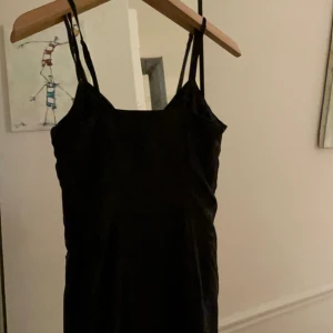 Gullig sommarklänning💗 - Supersöt svart klänning💗 Sitter fint med en rosett där fram💗 Skriv för fler bilder!