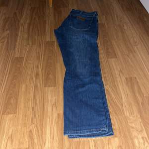 Snygga retro Wrangler jeans som jag köpt på Beyond retro. Står ingen storlek på men passar en större m. :)