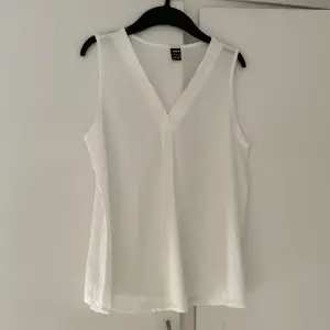 Säljer denna vita blus från Shein. Storlek XS. Blusen är aldrig använd och säljs just pga det. Blusen är lite smått genomskinlig så skulle rekommendera att ha linne under. Frakt tillkommer för köparen! Ingen ångerrätt! 