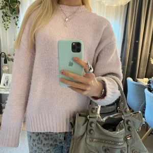 Stickad tröja - Säljer denna superfina rosa stickade tröjan!!💘💘