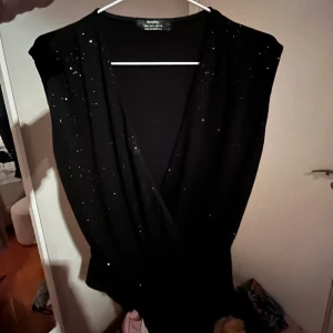 Bershka - Svart glittrig body ifrån Bershka i strl L men passar M också 🖤Helt oanvänd, säljer pga brist på användning 🖤