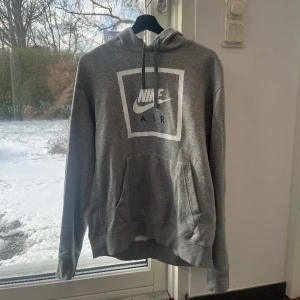 Nike Air Grå Hoddie  - Varan är i bra skick, använts ett fåtal gånger   Pris går att diskuteras