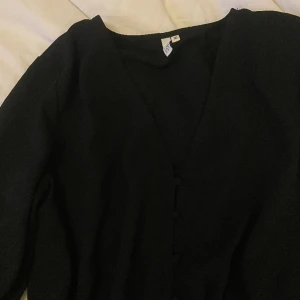 Blus - Svart blus som är super söt! 