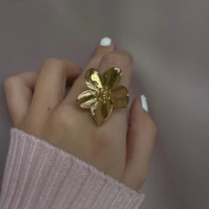 Blom ring  - Säljer denna fina Blom ring från stainless me. Fick 2 stycken och därför säljer jag ena. Rostfritt stål + justerbar i storlek. 