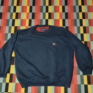 Blå tjocktröja  - Mörkblå tjocktröja från Keywest med litet märke. Köpt från en secondhand-butik, dock förstor för mig. Vid frågor om mått och passform är det bara att skriva!