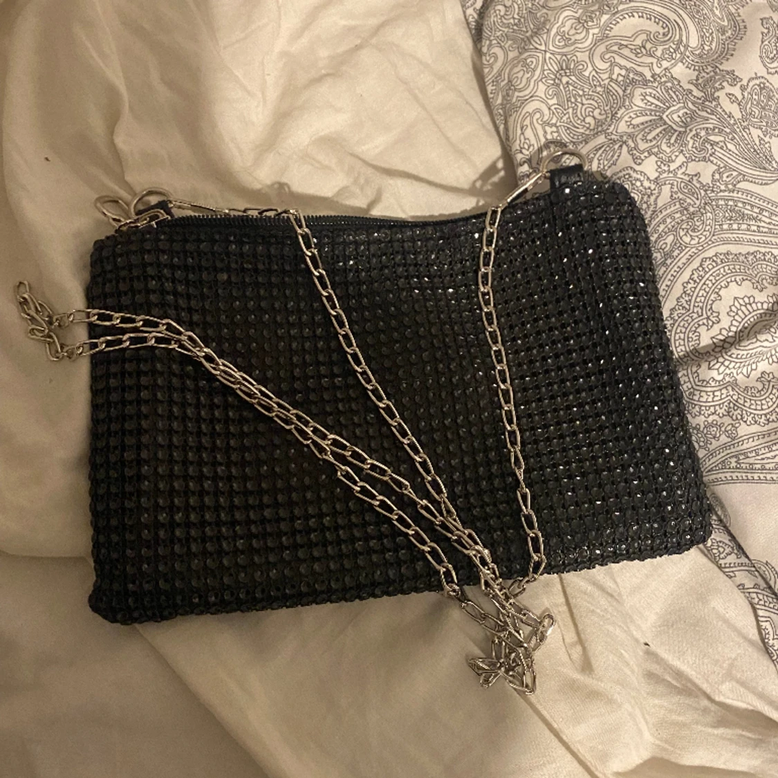 Glittrig axelbandsväska - 90