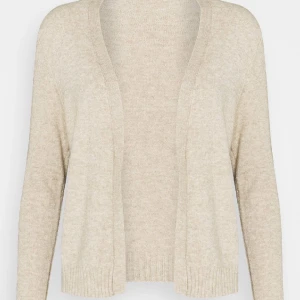 VILA CARDIGAN/KOFTA I BEIGE  - Hejsan! Säljer denna supersnygga trendiga koftan/cardiganen ifrån äkta Vila i storlek M. Passar mig som är en XS/S vanligtvis, sitter perfekt! Den är i nyskick, säljes då den knappt kommer till användning hos mig. Hör av er!!