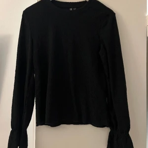 Tröja Pieces - Säljer denna tröjan från vero Moda då den inte kommer till användning. Använt ett få antal gånger därav finns det inga defekter. Storlek Xs! Lite detaljer vid slutet av armen som finns bild på!