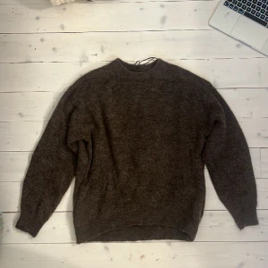 Stickad tröja  - Brun stickad tröja från Lindex. Nästan aldrig använd. Köparen står för frakt.