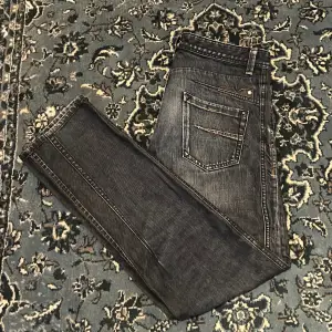 Snygga diesel daron jeans i nyskick, inga skador och snygg wash. Slim straighleg, storlek 30,32. Nypris ligger runt 1100. 
