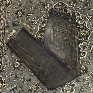 Diesel jeans - Snygga diesel daron jeans i nyskick, inga skador och snygg wash. Slim straighleg, storlek 30,32. Nypris ligger runt 1100. 