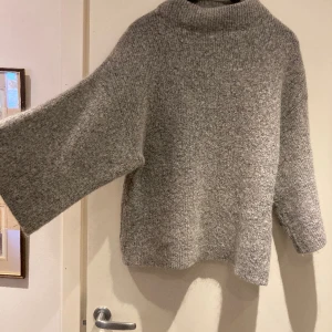 Stickad tröja  - Trekvarts ärmad stickad tröja. Jättefint skick:)