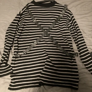 Grå randig Killstar sweater - Stickad grårandig sweater från killstar som inte säljs längre. Strapsen går att ta av. Nypris var någonstans runt 500 tror jag. Aldrig använd med lappen kvar. Säljer pga att den inte passade min stil. 