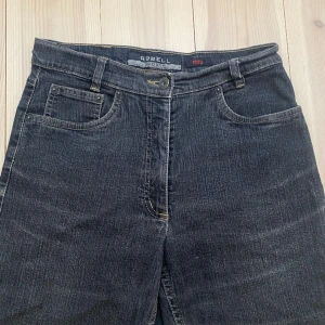 Robell jeans - Ankellängd (för mig som är 170cm) Lite utsvängda Gråsvarta Midwaist