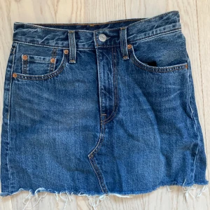 Levis jeans kjol - Jeans kjol från Levis i storlek 25. Superbra skick