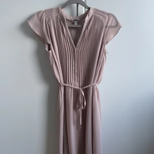 Klänning HM - Söt rosa klänning från HM💕 Säljer då den tyvärr inte kommer till användning för mig, använd ca 3 gånger. Säljer för 200 kr + frakt