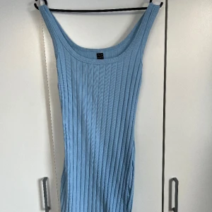 Kort klänning - Fin ribbad klänning, använd 2 gånger men inga defekter 💖