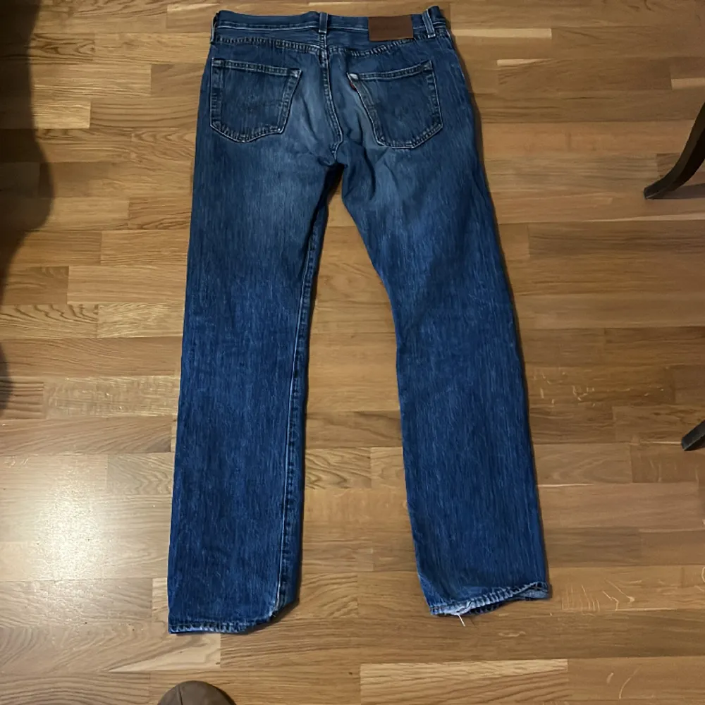 Säljer mina Levis jeans 501. Använda fåtal gånger, inget märkvärdigt. Storlek 30/32. Jeans & Byxor.