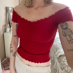 Jättefin topp - Röd topp från hollister, jättesöt! Använd ca 2 ggr. 💗