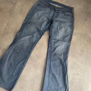 Y2k jeans  - Köpte dessa jeans på Vinted dock så glömde jag att dubbelkolla storleken då de tyvärr var lite för stora 