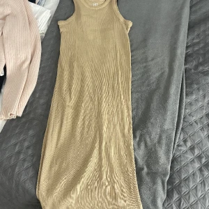 Klänning - Den är i storlek s, aldrig använd, säljer pga att den är förstor men den är en jätte fin klänning, har ett litet hål vid halsen med 1. De var där när jag fick den 2. De syns knappt.