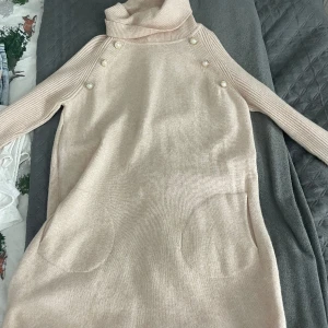 Klänning - Storlek S/M, jätte skön, super fin, fina detaljer, randigt och lent material, har en hög ”krage” som man viker ner.