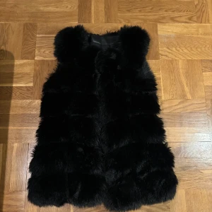 Pälsväst - Pälsväst från Veraldo Använd cirka 2 gånger.