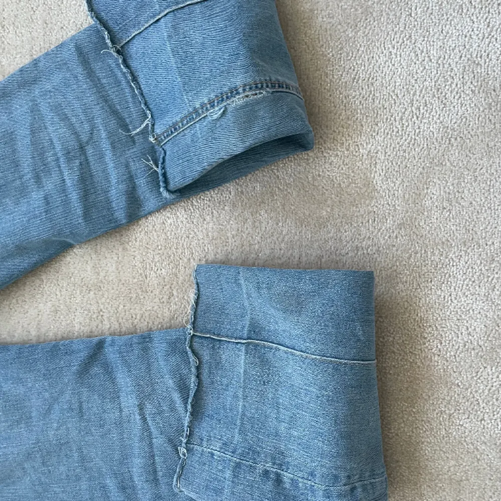 Så fina, eftertraktade H&M jeans som är avklippta, och har ett litet hål på benet som syns på bilderna, men det är absolut inget man tänker på och om man vill så går det att enkelt laga. Midjemått: 35cm Innerbenslängd: 74💕 Skriv för mer info . Jeans & Byxor.